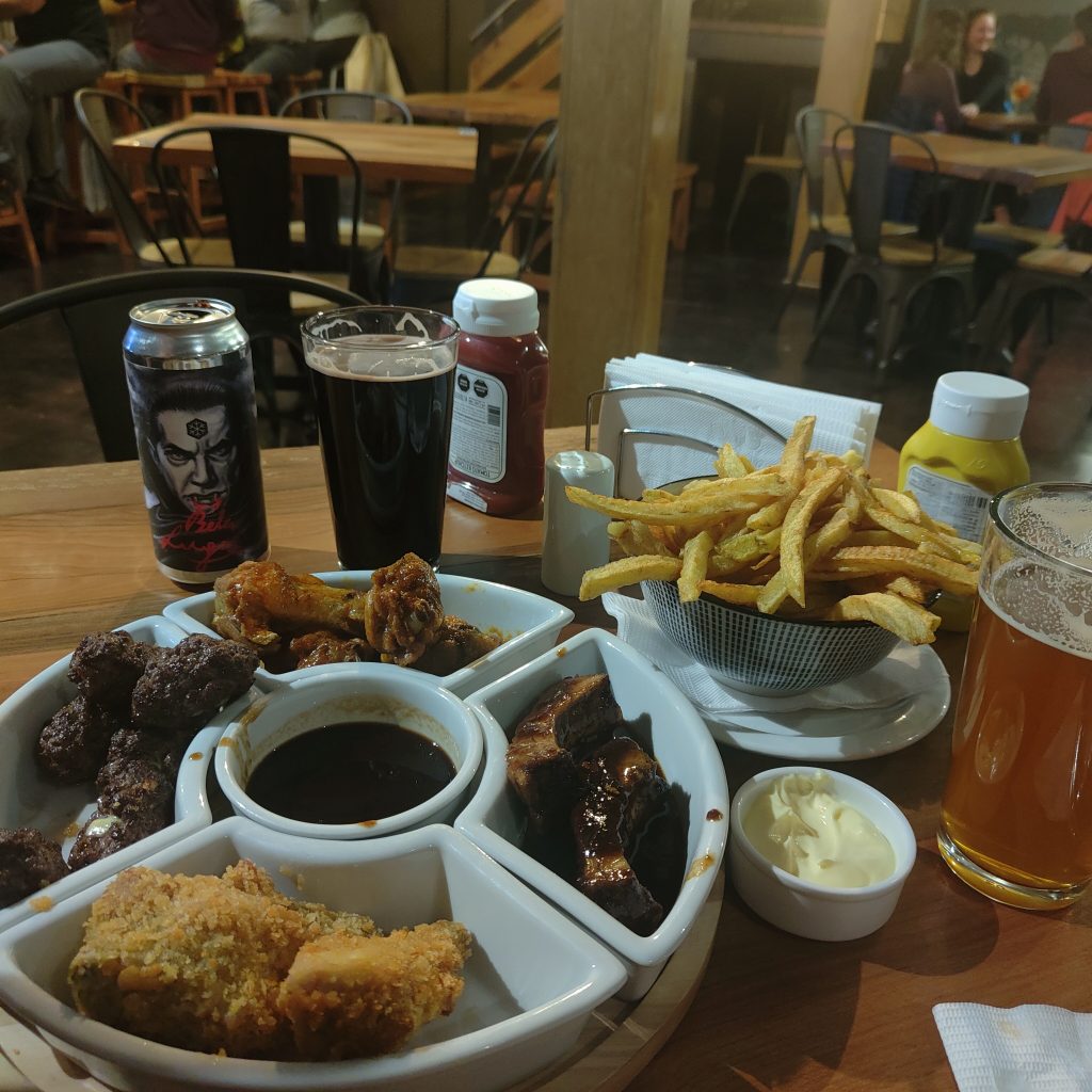 Petit plat de viandes avec bières et frites